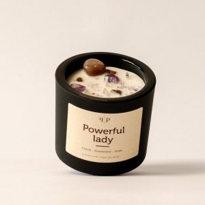 Powerful Lady geurkaars met maansteen tijgeroog en amethist, duurzame kaars van koolzaadwax met cinnamon spice geur